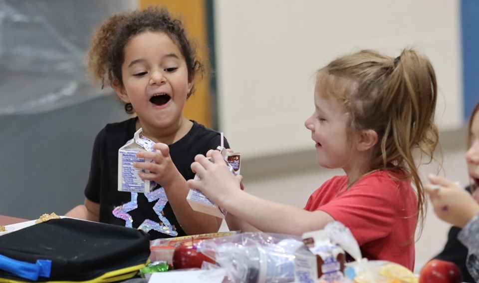 Students eating lunch (12/2022)