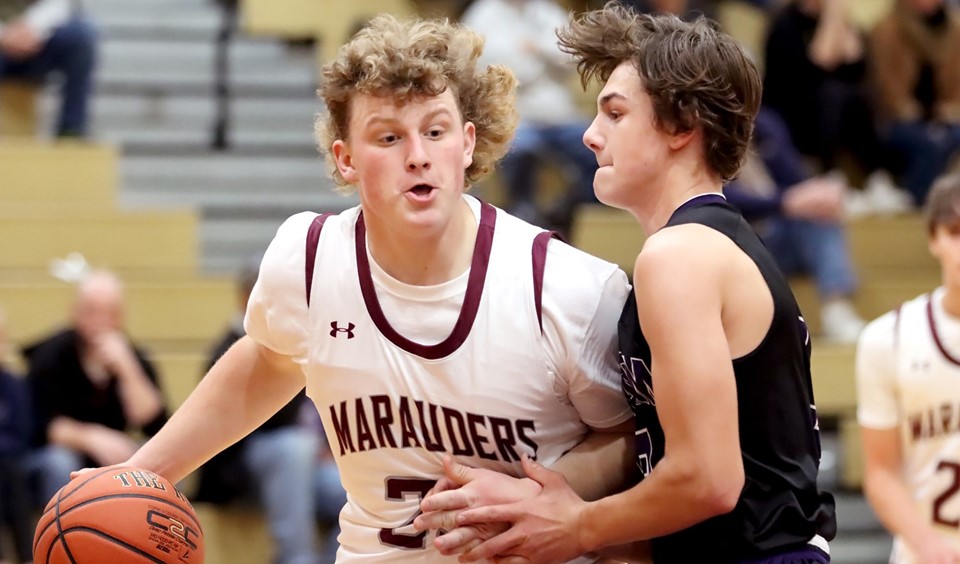 Basketball players in action (12/2022)