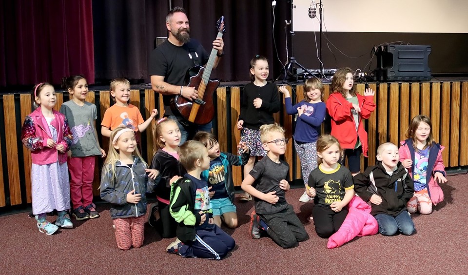 Jared Campbell poses with class (5/2023)
