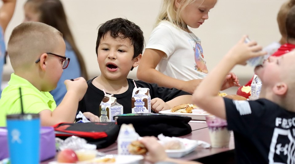 Students eating at lunchtime (9/2023)