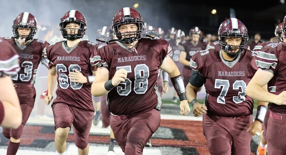 S-E football players run onto field (9/2023)